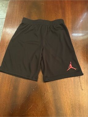 Boys Jordan Black Athletic Mesh Shorts with Red  size 6/7